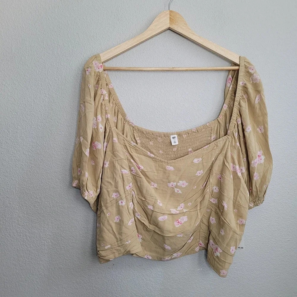 NWT BP. Women's Crop Blouse Top Size 3X Beige Floral 100% Viscose Short Sleeves